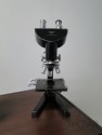Microscópio Binocular utilizado pela Divisão Científica de Mineralogia, Geologia e Petrografia, na década de 1940.