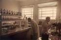 Prof. Nilton Emílio Bührer, chefe do Serviço de Química Orgânica do Instituto de Biologia e Pesquisas Tecnológicas - IBPT, acompanhado pelo auxiliar de laboratrório Manoel Motzko e o estagiário José Zak Junior. 