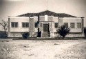 Fachada do Laboratório Regional na Cidade de Jacarezinho, construído em 1945, destinado ao Instituto de Biologia e Pesquisas Tecnológicas – IBPT para produção de vacina. O laboratório foi criado em 18 de julho de 1949 pelo decreto lei n.º 22.