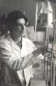 Dea A. F. Amaral, trabalhou no Instituto de Biologia e Pesquisas Tecnológicas - IBPT como farmacêutica na Divisão de Bioquímica.