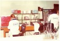 Funcionários trabalhando com o aparelho de cromatografia.
