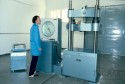 Máquina Universal de Ensaios do Laboratório de Metal-Mecânica do Tecpar.