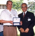 Diretor Presidente do Tecpar Alexandre Fontana Beltrão entrega placa em homenagem ao pesquisador Milton Pires Ramos.