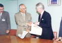 Em 1996, o Tecpar recebe o certificado ISO 9001 do presidente da empresa certificadora alemã TÜV CERT.